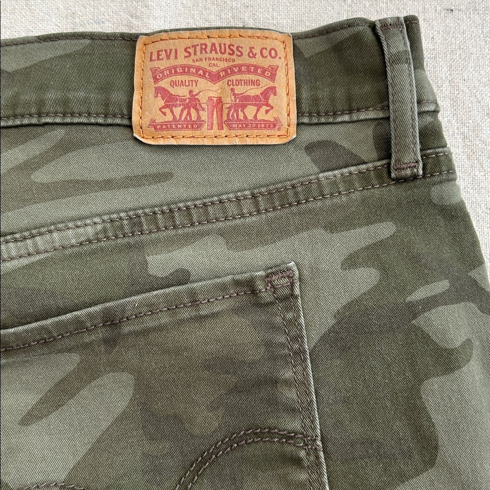 Levi's Women's 18W Green Camouflage Skinny Jeans - Picture 8 of 16